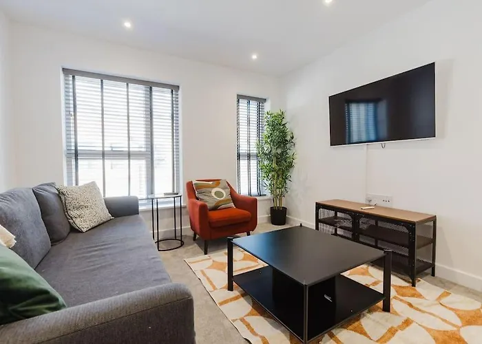 4-Level Luxury 2 Bedroom House Sleeps 6, Rooftop, Harry P & Free Parking