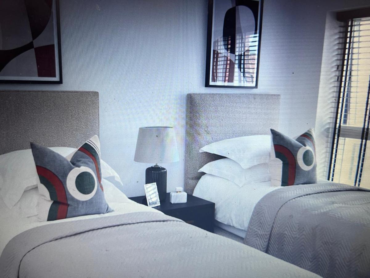 4-level Luxury 2 Bedroom House Sleeps 6, Rooftop, Harry P & Free Parking Apartment *