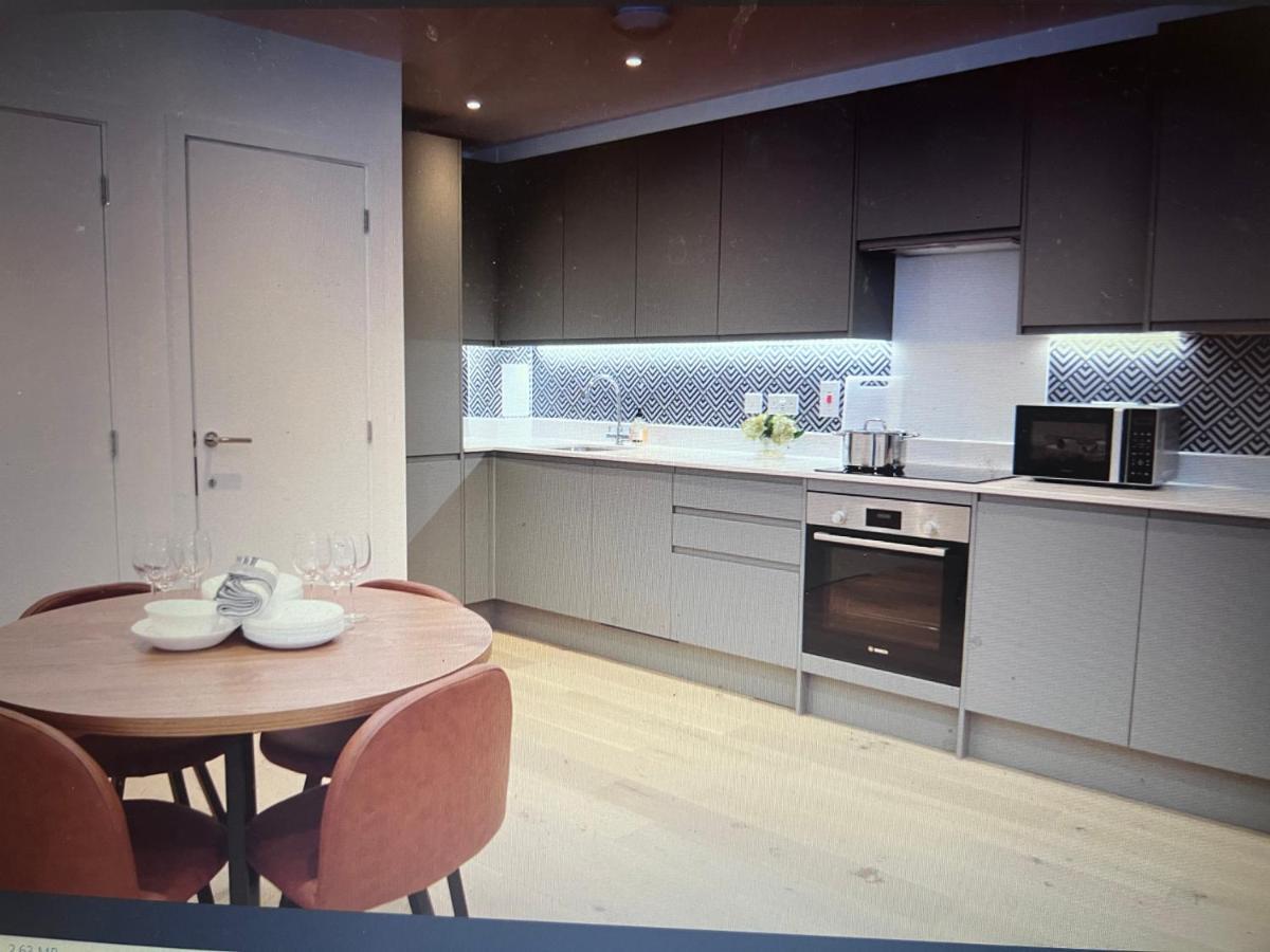 4-level Luxury 2 Bedroom House Sleeps 6, Rooftop, Harry P & Free Parking