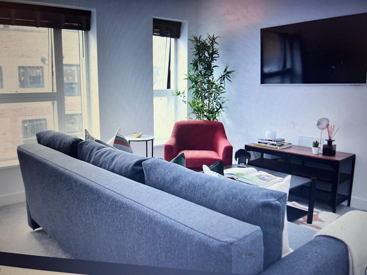 Apartment 4-level Luxury 2 Bedroom House Sleeps 6, Rooftop, Harry P & Free Parking *