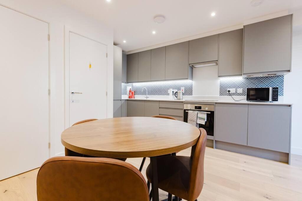 Apartment 4-level Luxury 2 Bedroom House Sleeps 6, Rooftop, Harry P & Free Parking Watford (Hertfordshire)