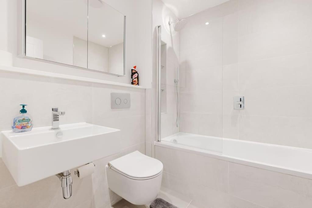4-level Luxury 2 Bedroom House Sleeps 6, Rooftop, Harry P & Free Parking Watford (Hertfordshire)