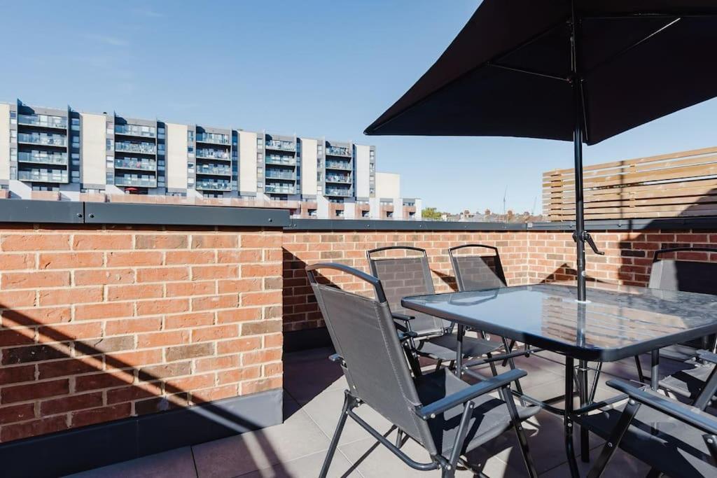 4-level Luxury 2 Bedroom House Sleeps 6, Rooftop, Harry P & Free Parking *