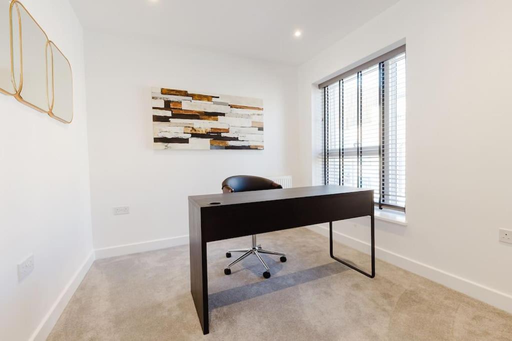 4-level Luxury 2 Bedroom House Sleeps 6, Rooftop, Harry P & Free Parking