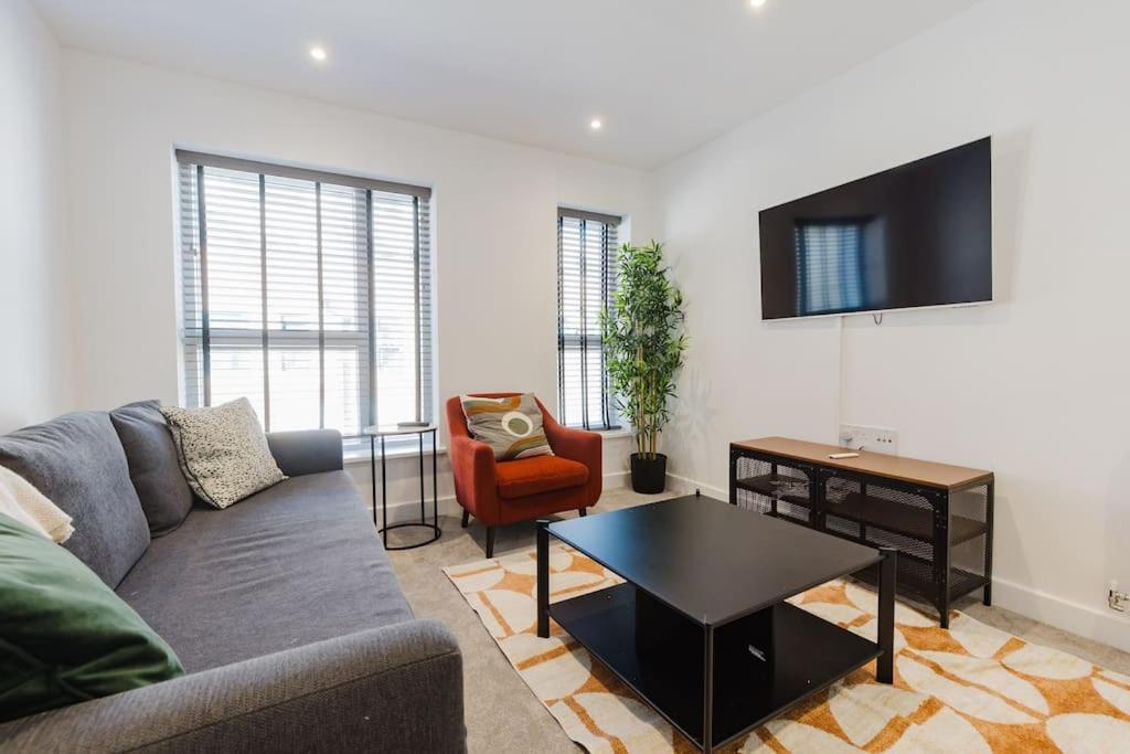 Apartment 4-level Luxury 2 Bedroom House Sleeps 6, Rooftop, Harry P & Free Parking