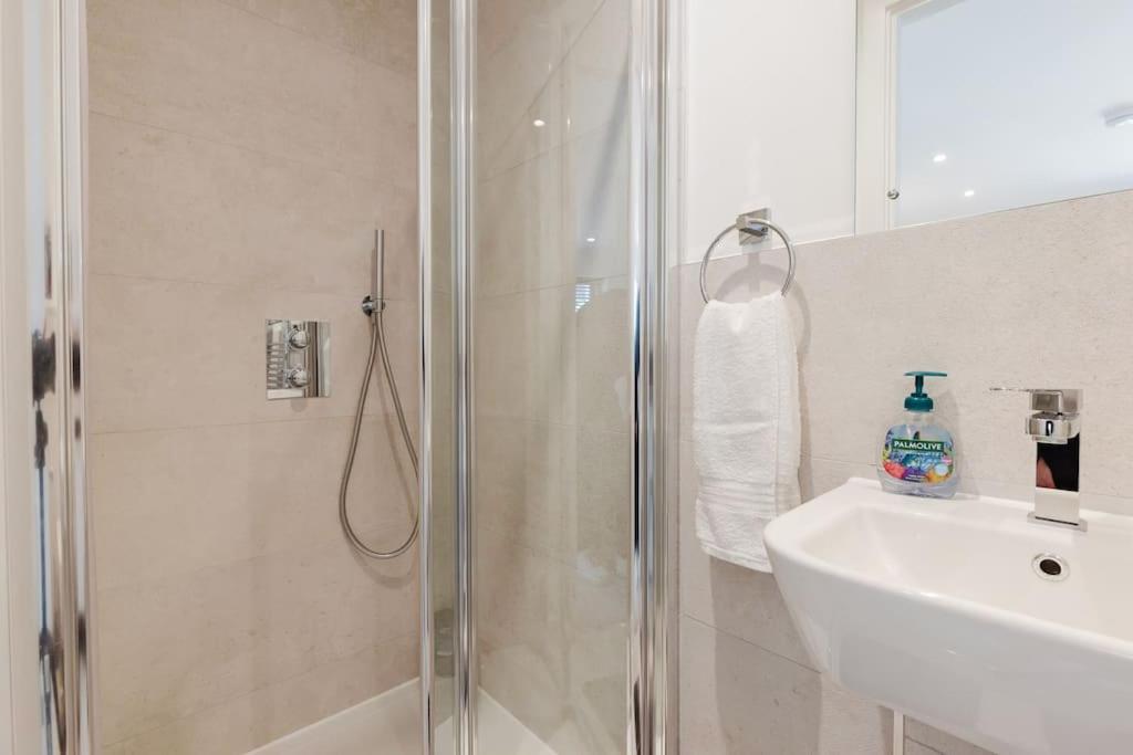 4-level Luxury 2 Bedroom House Sleeps 6, Rooftop, Harry P & Free Parking Apartment Watford (Hertfordshire)