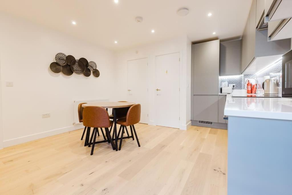 Apartment 4-level Luxury 2 Bedroom House Sleeps 6, Rooftop, Harry P & Free Parking *