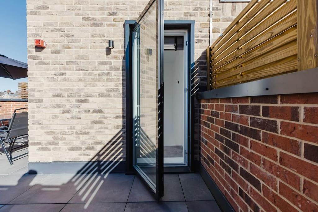 4-level Luxury 2 Bedroom House Sleeps 6, Rooftop, Harry P & Free Parking Apartment