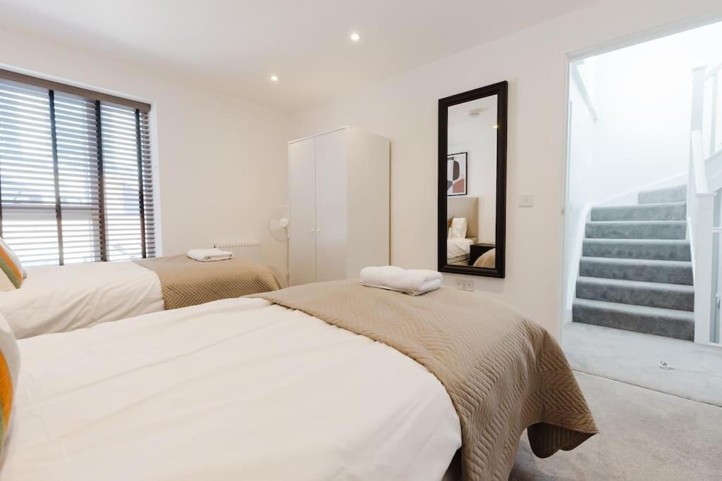 Apartment 4-level Luxury 2 Bedroom House Sleeps 6, Rooftop, Harry P & Free Parking *