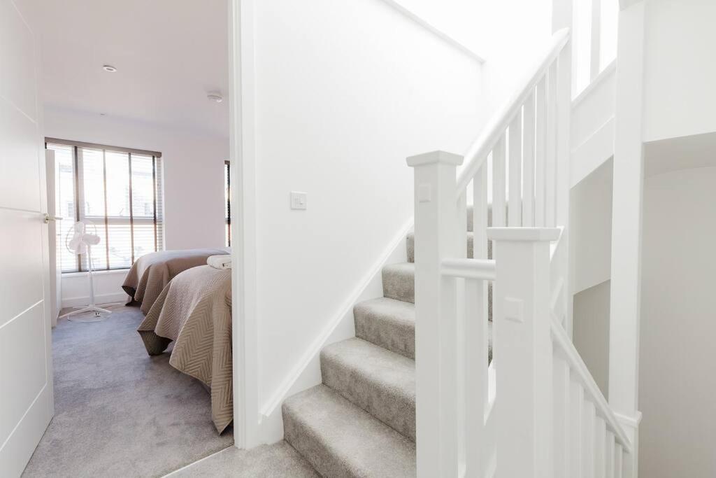 Apartment 4-level Luxury 2 Bedroom House Sleeps 6, Rooftop, Harry P & Free Parking *