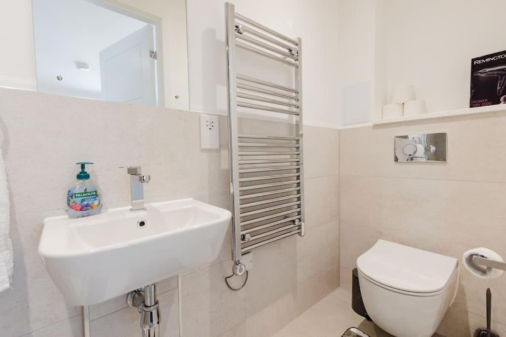 Apartment 4-level Luxury 2 Bedroom House Sleeps 6, Rooftop, Harry P & Free Parking Watford (Hertfordshire)