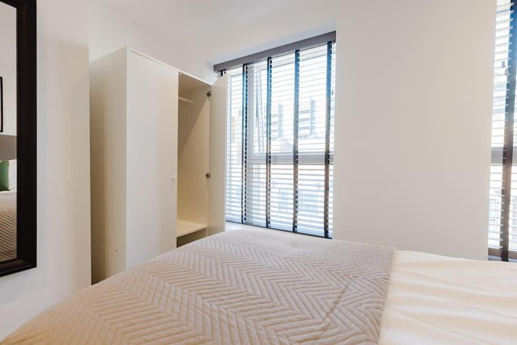 4-level Luxury 2 Bedroom House Sleeps 6, Rooftop, Harry P & Free Parking Apartment *