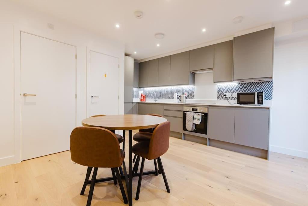 Apartment 4-level Luxury 2 Bedroom House Sleeps 6, Rooftop, Harry P & Free Parking Watford (Hertfordshire)