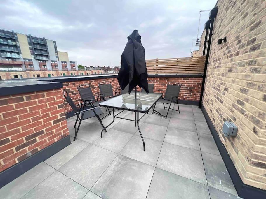 4-level Luxury 2 Bedroom House Sleeps 6, Rooftop, Harry P & Free Parking Watford (Hertfordshire)