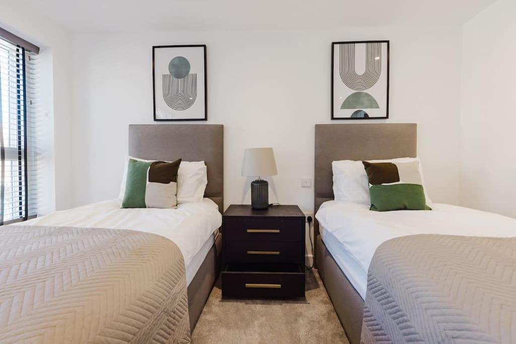 Apartment 4-level Luxury 2 Bedroom House Sleeps 6, Rooftop, Harry P & Free Parking *