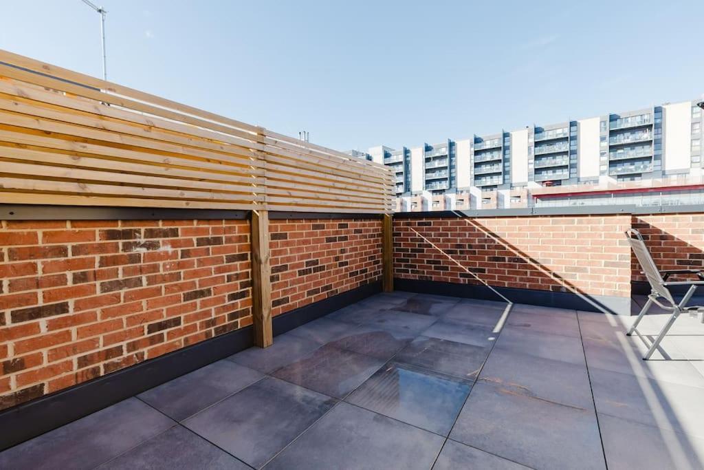 4-level Luxury 2 Bedroom House Sleeps 6, Rooftop, Harry P & Free Parking Apartment Watford (Hertfordshire)